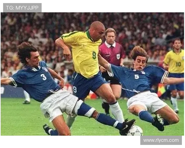 足球明星拄拐照曝光背后故事揭秘伤病对职业生涯的影响与挑战 足球明星拄拐照曝光背后故事揭秘伤病对职业生涯的影响与挑战