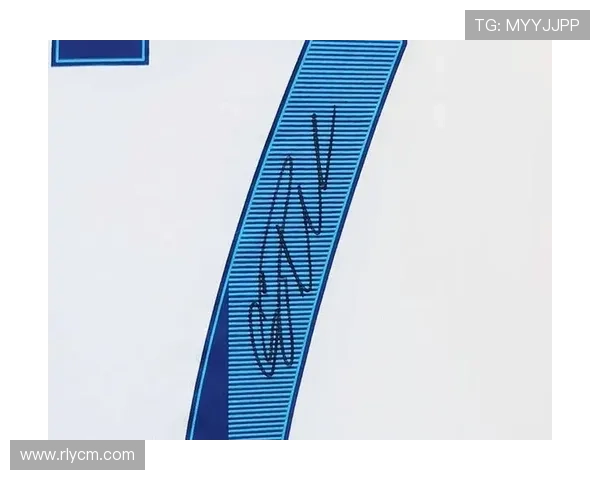 追逐足球梦想的签名收藏者与明星背后的故事 追逐足球梦想的签名收藏者与明星背后的故事