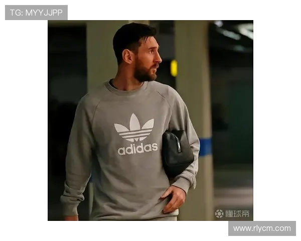 足球明星休闲装扮时尚解析展现运动与潮流的完美结合